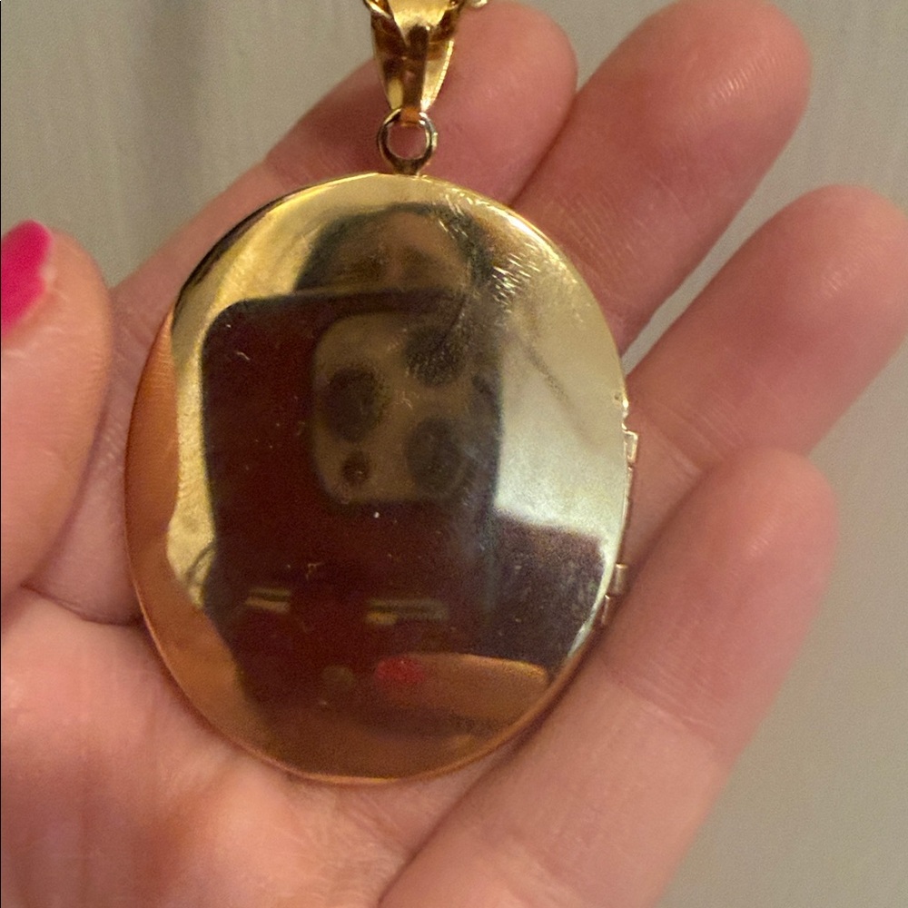 Intricate Medallion Gold Oval Locket Necklace with rope chain 14 inches - Picture 4 of 12